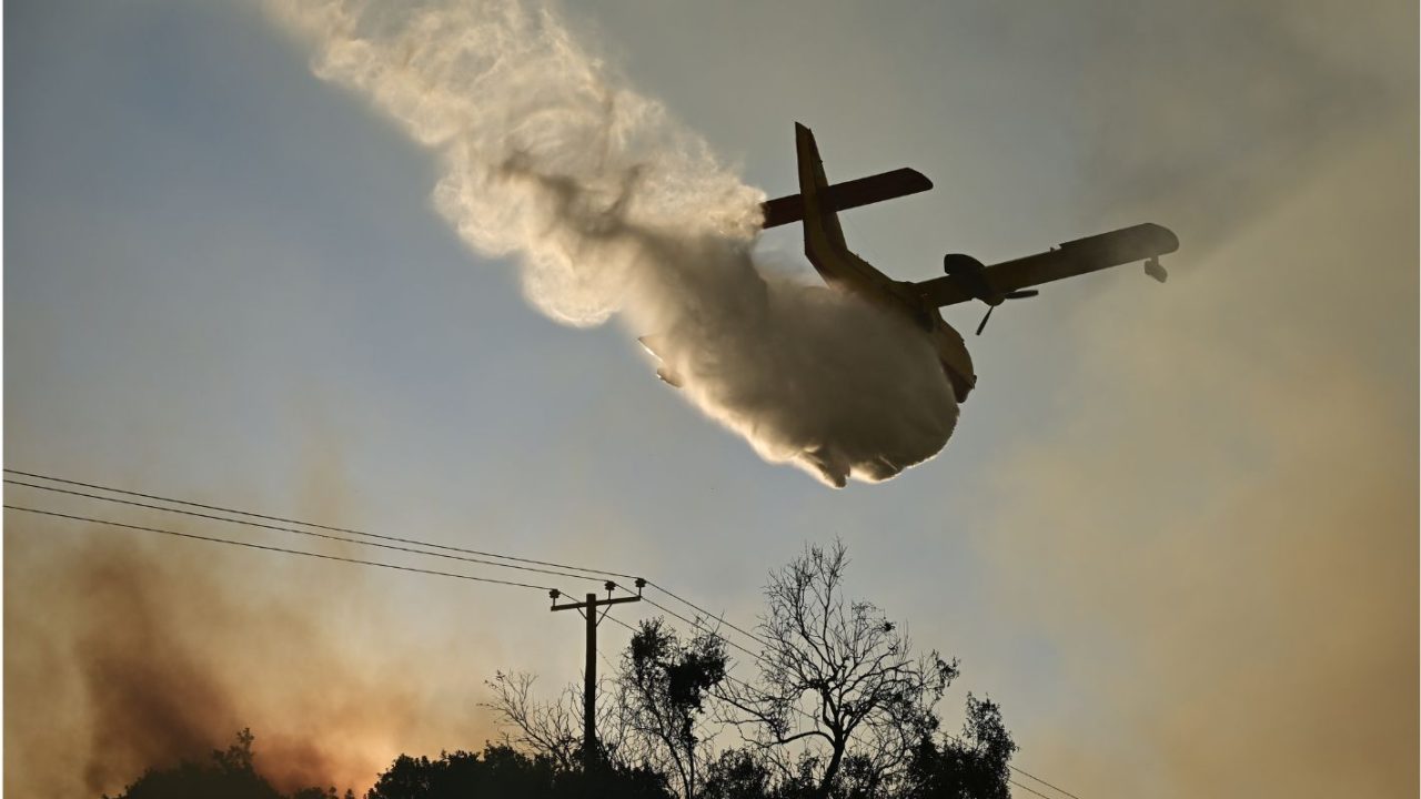 Πυροσβέστες επιχειρούν στην Βάρδα Ηλείας για την κατάσβεση της πυρκαγιάς.