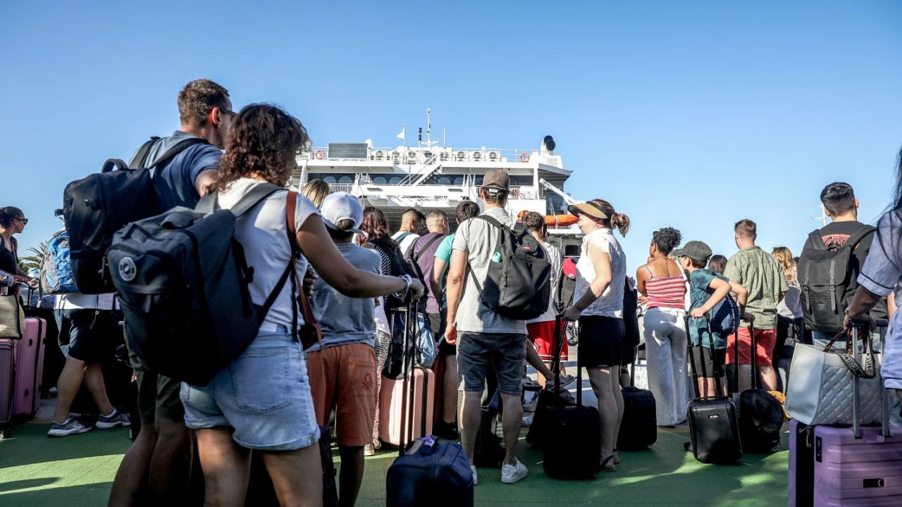 Πλοίο στο λιμάνι κατά τη διάρκεια ισχυρών ανέμων