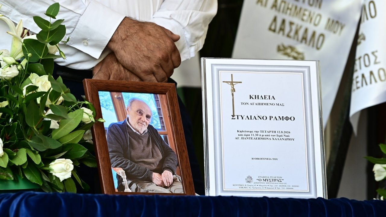 Ο Υπουργός Εθνικής Άμυνας Νίκος Δένδιας κατά την κηδεία του Στέλιου Ράμφου.