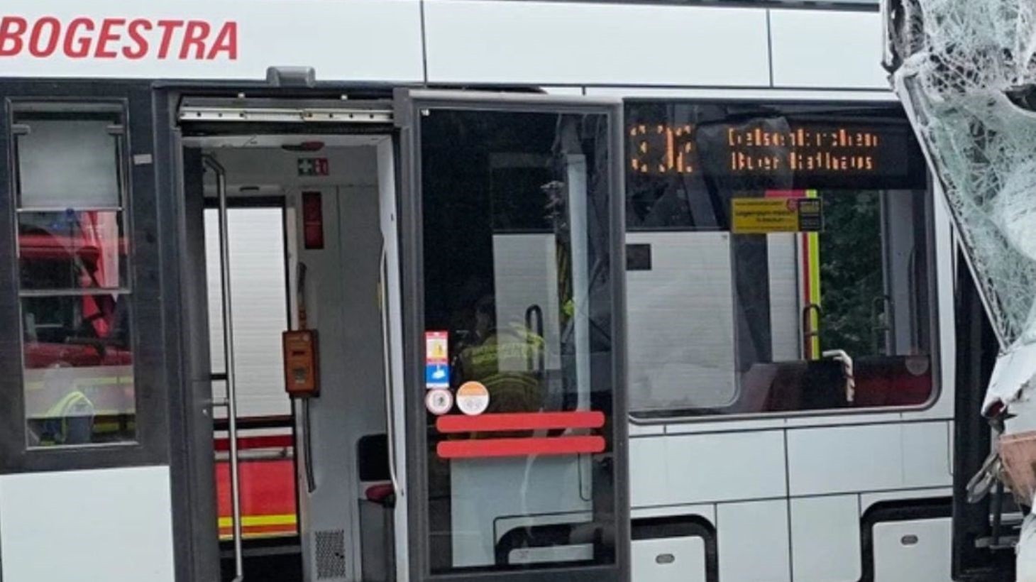 Εικόνα από το σημείο του ατυχήματος με τα τραμ στο Γκελζενκίρχεν.