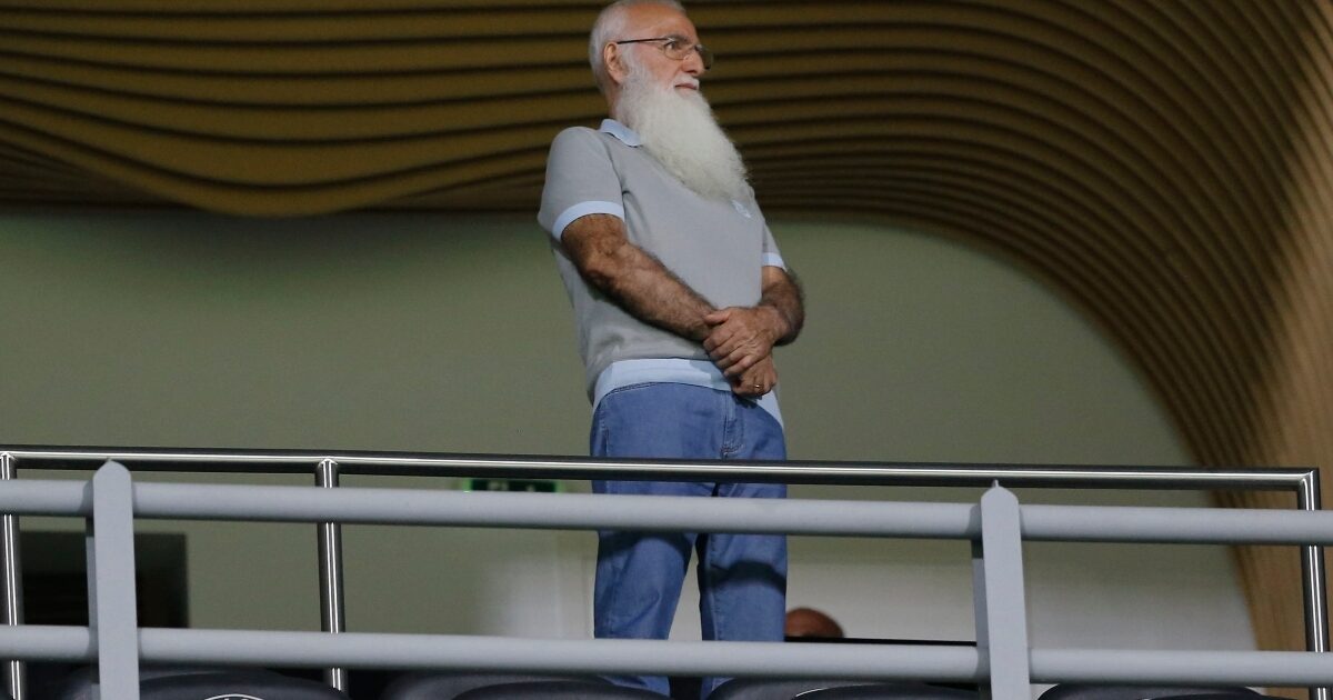 Οπαδοί του ΠΑΟΚ διαμαρτύρονται έξω από το γήπεδο της Τούμπας.