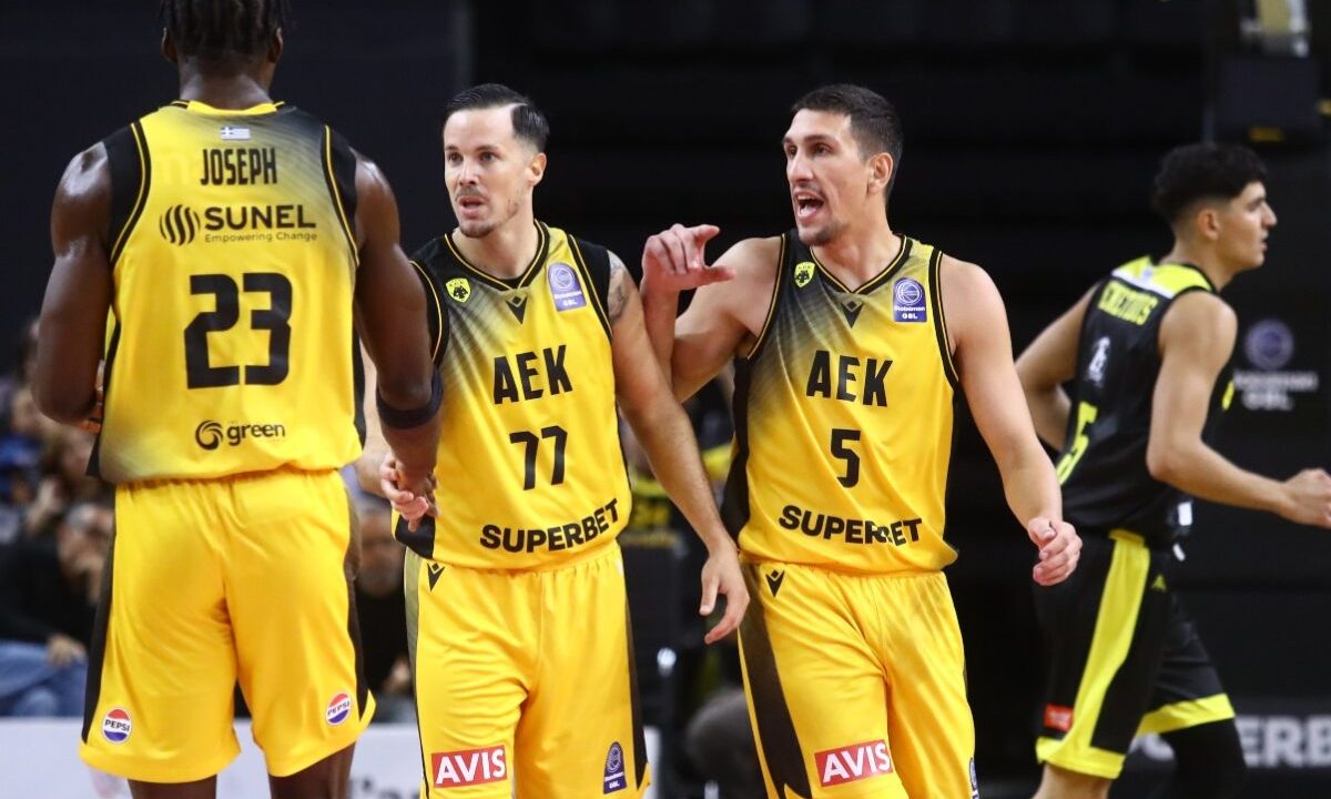 Οι παίκτες της ΑΕΚ μετά τη νίκη 95-93 επί της Σαλόν Βίλπας