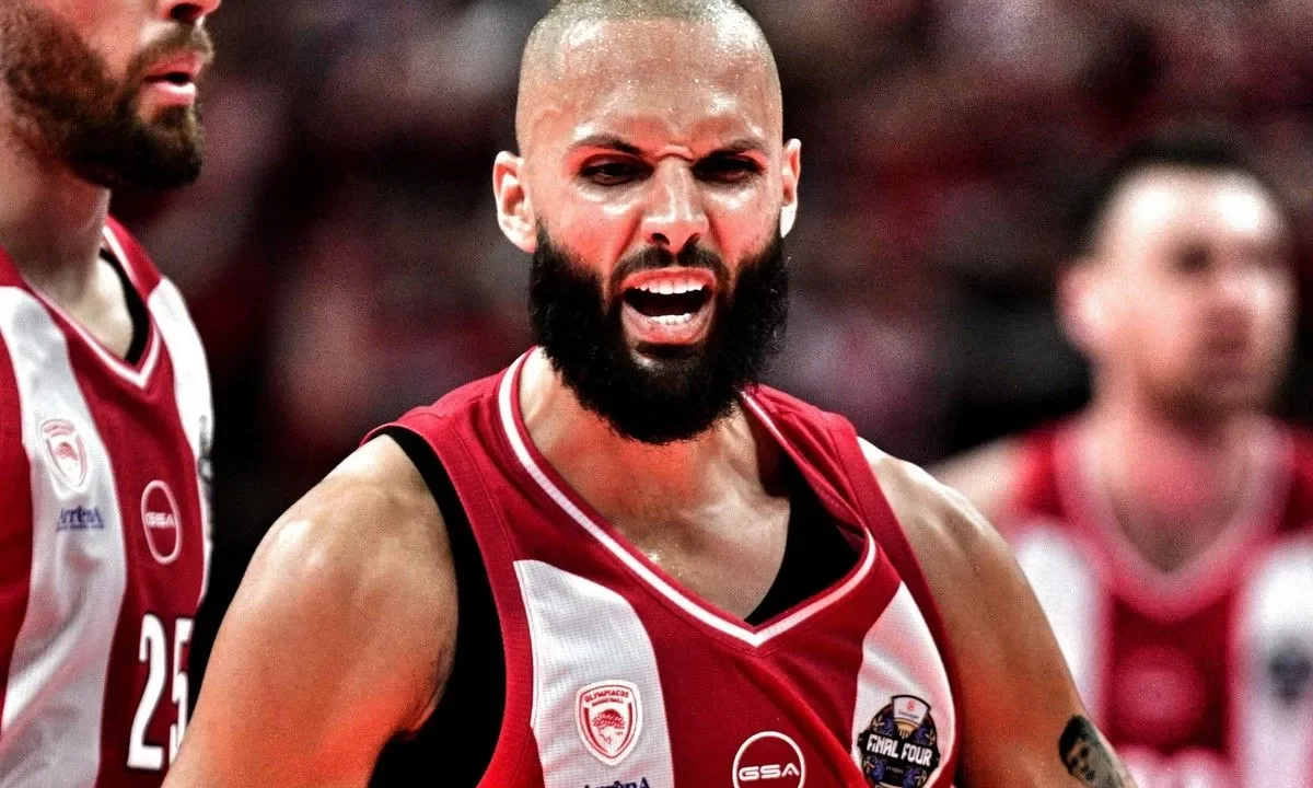 Μπασκετμπολίστας του Ολυμπιακού πανηγυρίζει δυναμικά πριν από τη δοκιμασία με τη Βαλένθια για την EuroLeague